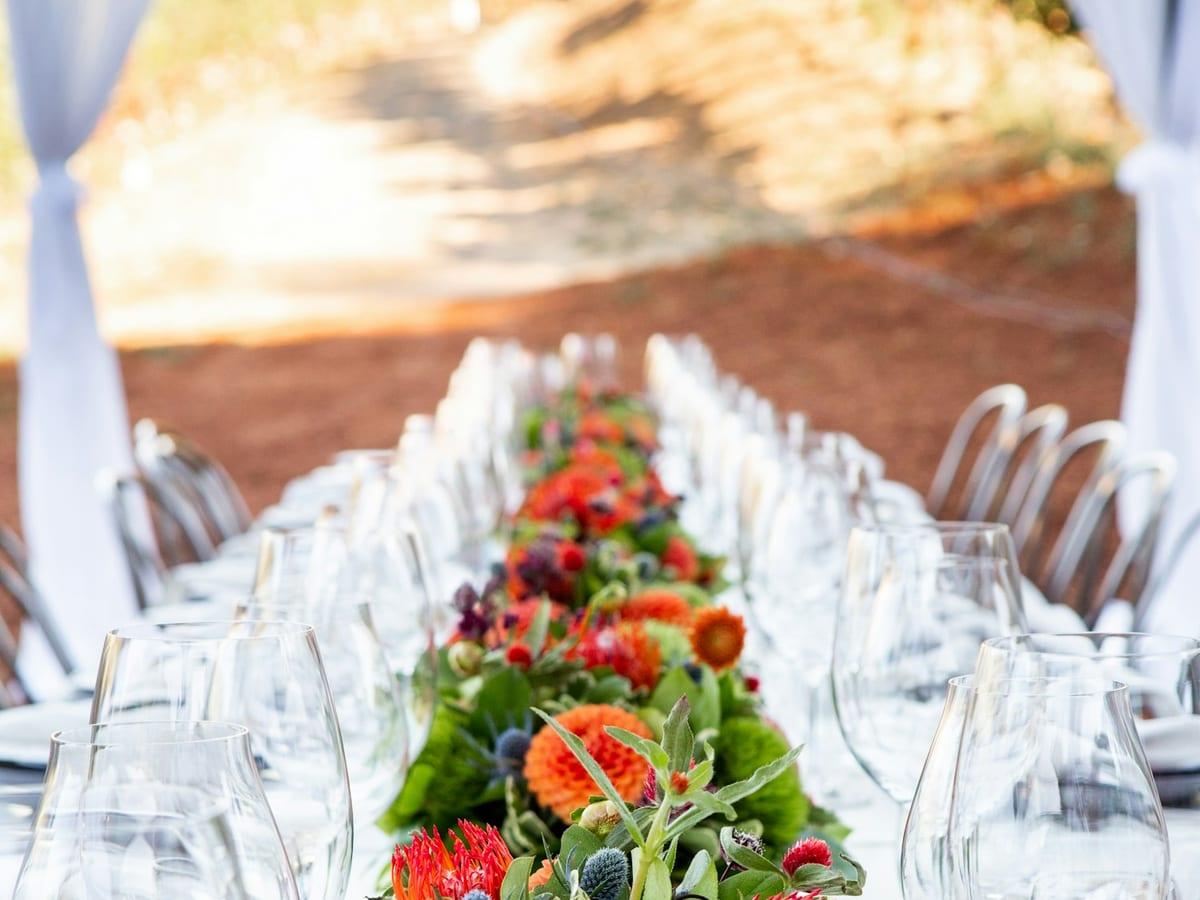 Centro de mesa con flores y detalles dorados